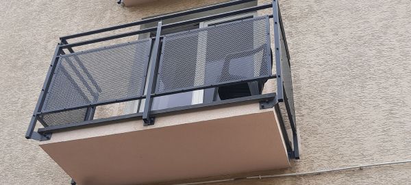 Blacha perforowana na balkonie grafitowa