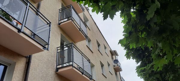 Grafitowa blacha perforowana na balkonach